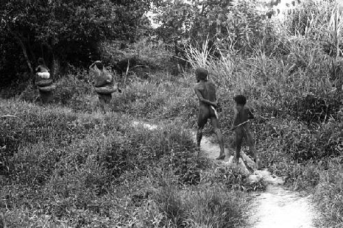 People walking along the path towards Mapiliatma