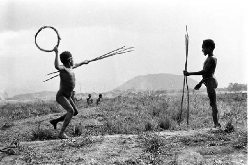 Throwing hoop down towards the Siobara