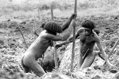 Werené and Tekman Biok clearing a ditch