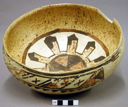 Bowl, san bernardo polychrome. int: linear design; ext: linear design.