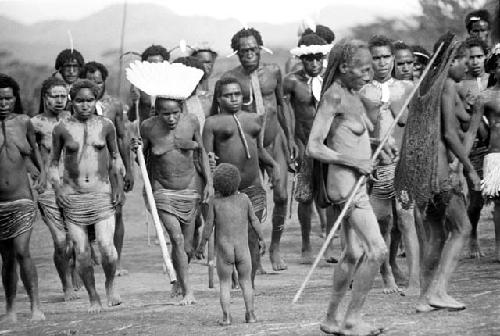 Women dancing an Etai