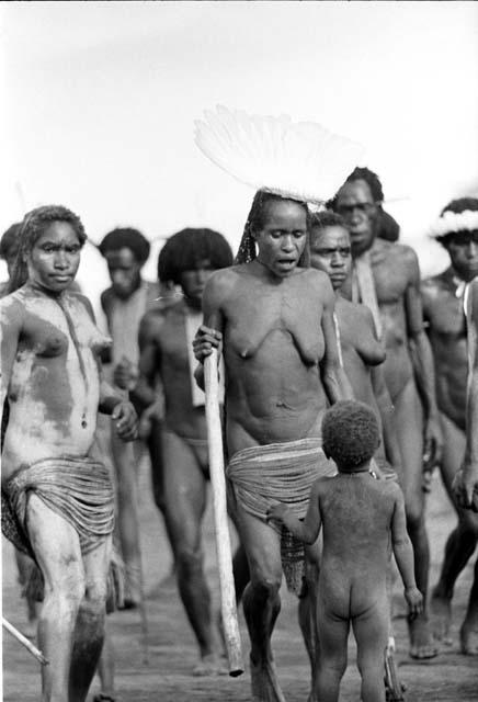 Women dancing an Etai