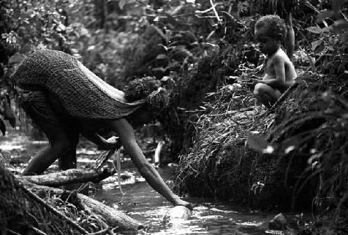 Women and children washing in the spring at Homoak