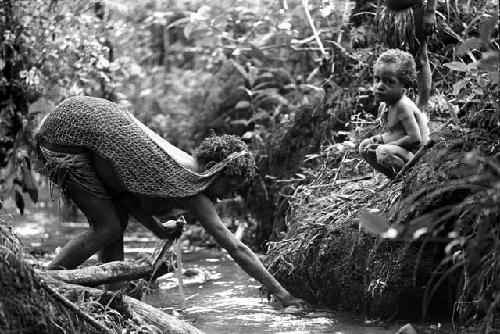 Women and children washing in the spring at Homoak