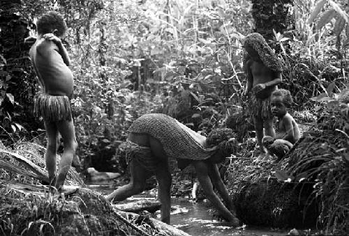 Women and children washing in the spring at Homoak