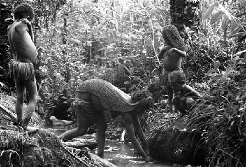 Women and children washing in the spring at Homoak