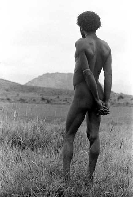 A man looks out towards the Warabara from Hellerabet