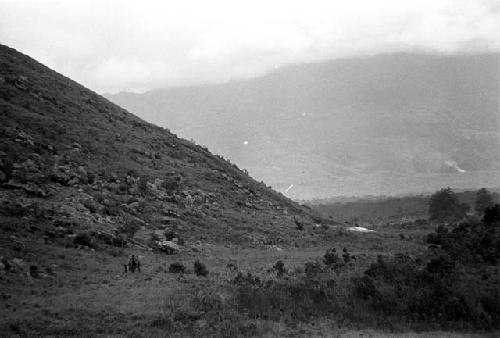 A Wittaia being carried home on the shoulders of his comrades along the edge of the Siobara