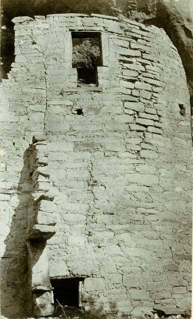 Rounded dwelling at extreme right end of Cliff Palace