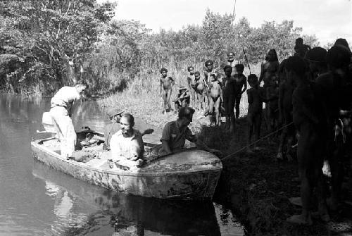 Eliot Elisofon's departure from Homoak in a boat