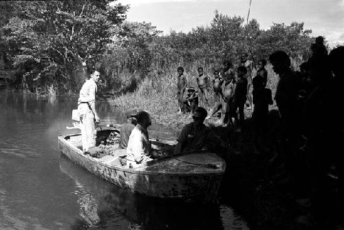 Eliot Elisofon's departure from Homoak in a boat