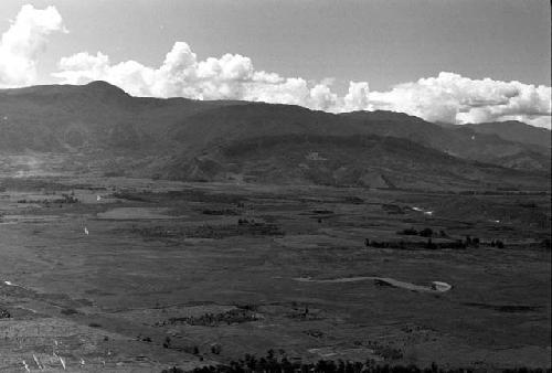 Missionary airstrip at Tulem visible; SE, over Baliem River