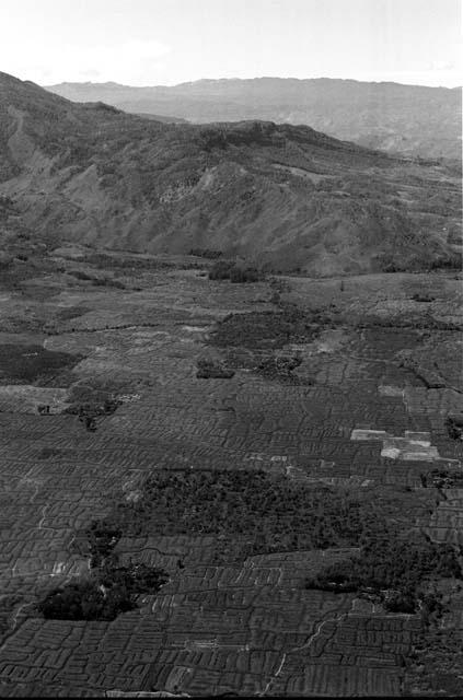 Towards the Tukumba; many fields below on Kossi Alua territory