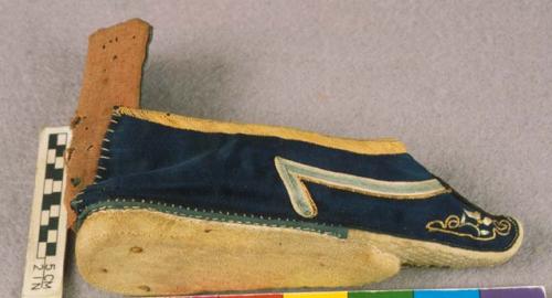 Lady's shoe for bound feet