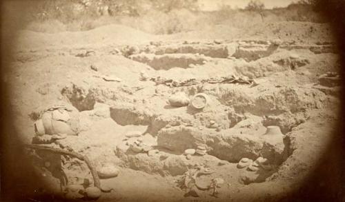 Rooms in Ruin II, Los Muertos, pottery vessels and stone implements