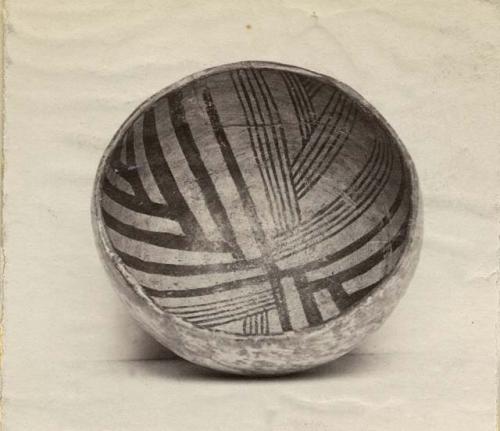 San Francisco Plain bowl with symmetrical design on interior