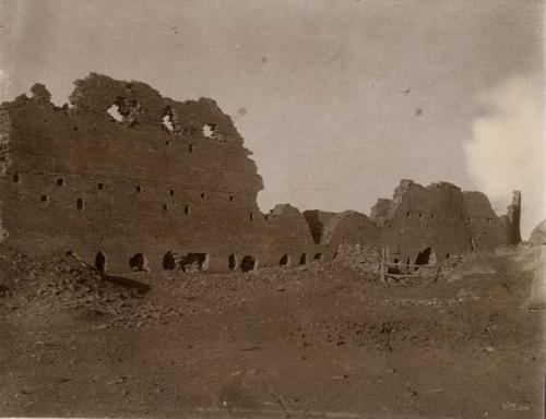 Close-up of largest standing walls of Pueblo Bonito