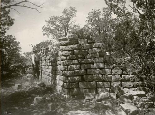 Round corner- ruin on Cibbolita Mesa.