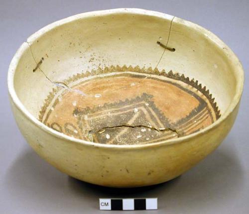 Bowl, San Bernardo polychrome. int: linear design; ext: linear design. 10.1 x 21