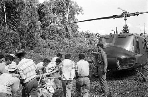 Loading stela on helicopter at Tamarindito