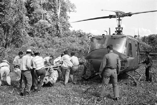 Loading stela on helicopter at Tamarindito