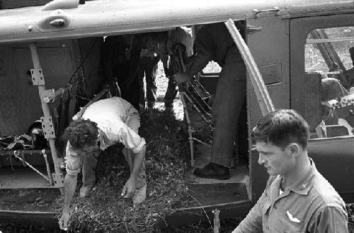 Loading stela on helicopter at Tamarindito