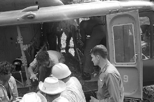 Loading stela on helicopter at Tamarindito