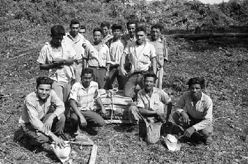 Men with crated fragment at Tamarindito