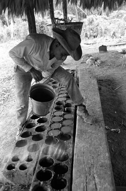 Lisandro Flores pouring panela into molds