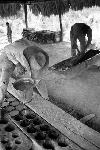 Lisandro Flores pouring panela into molds