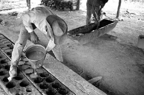 Lisandro Flores pouring panela into molds