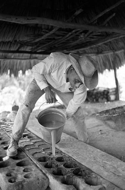 Lisandro Flores pouring panela into molds