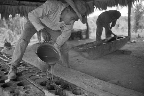 Lisandro Flores pouring panela into molds