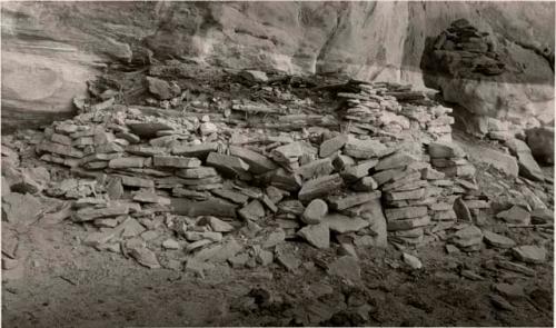 Kiva in a cliff; house in Grand Gulch, below Polly Canyon