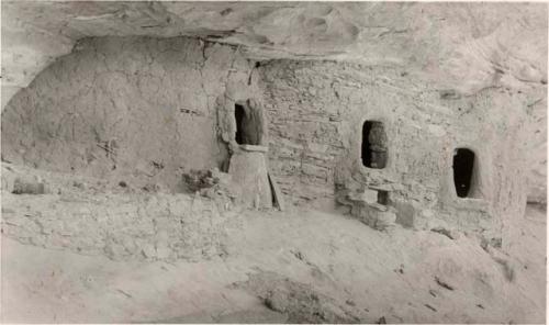 Small cliff houses on a ledge - lower Grand Gulch - print made by de Harport