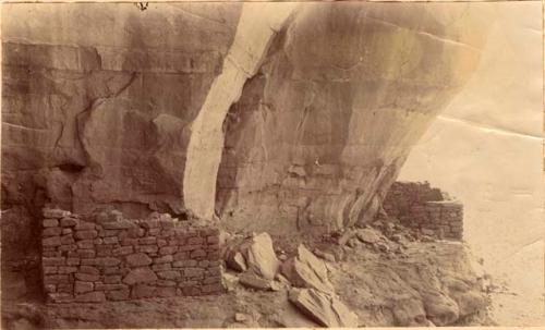 Cliff house in cliffs above San Juan River