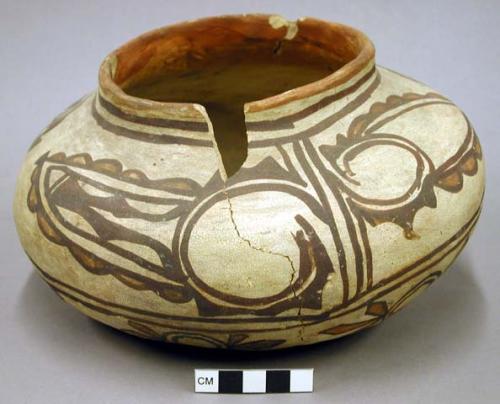 Jar, polacca polychrome style c. Zuni rain bird design. 13.5 x 22.0 cm.