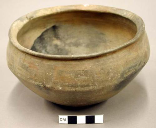 Bowl, San Bernardo polychrome. int: linear design; ext: linear design. 10.4 x 16