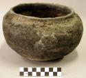 Ceramic complete vessel, jar, blackened, short neck, cracked