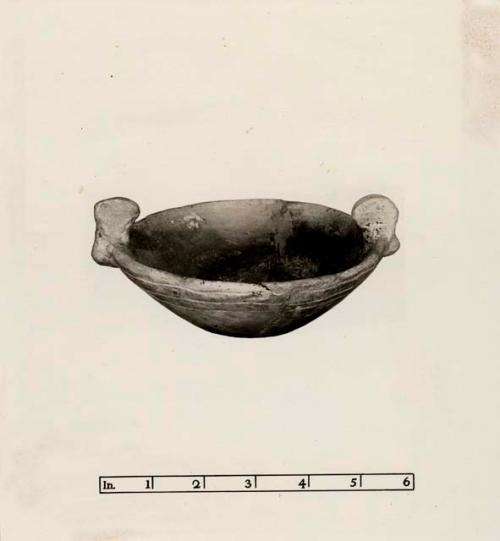 Effigy vessel with three grooved lines which connect head and tail of the bird