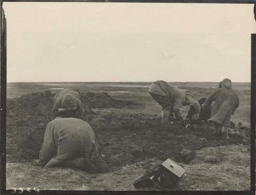 Bending position while digging