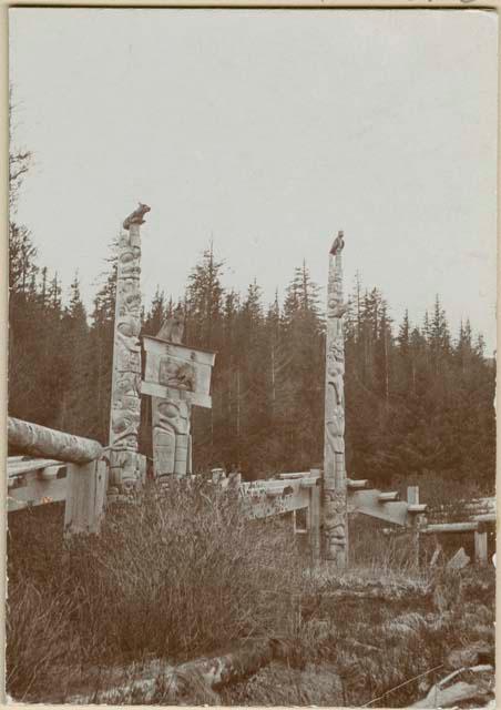 Totem poles and structures; Town of Kaisun