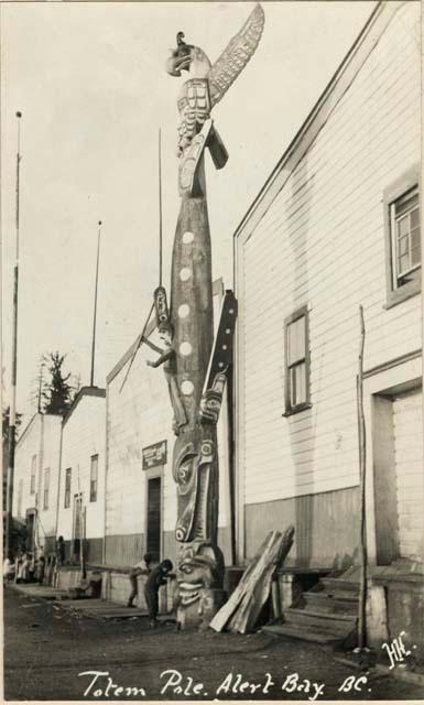 Crests of the gigilkem division of the Nimpkish tribe. Totem pole.