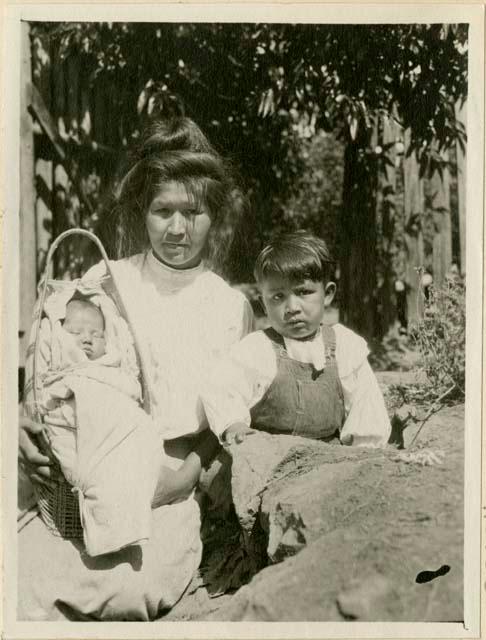 Lottie with two children