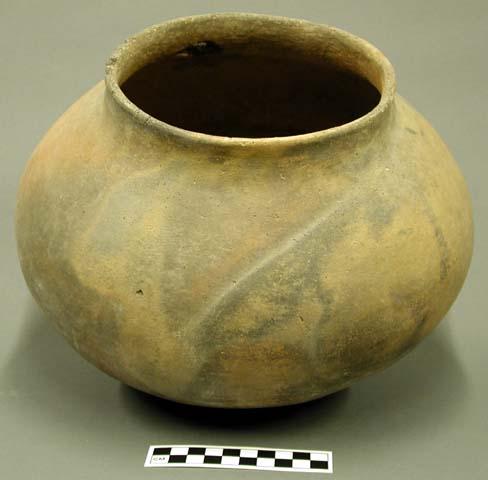 Jar. ellipsoidal. large mouth, low neck. salt (gila) red. 21.8 x 29.5 cm.