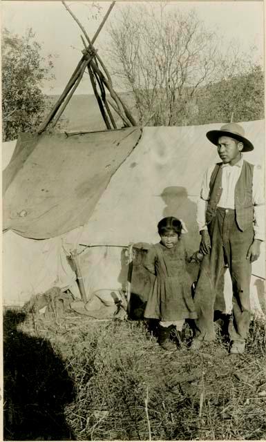 Thompson River Indians, ".Nhatsa" and little girl "TExusEminEk" in westernized clothing