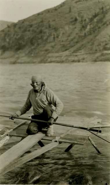 Thompson River fisherman "Roi.pellst" (blazing stone) on fishing stage with a dip net