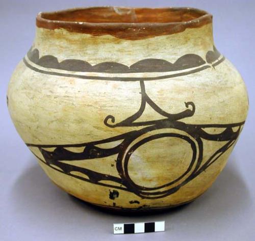 Jar, polacca polychrome style c. zuni rain bird design. 20.0 x 25.0 cm.