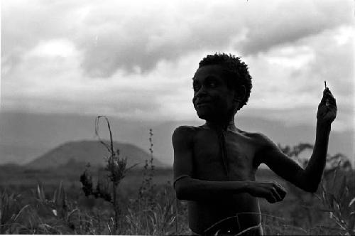 Uwar about to throw a grass arrow, the Siobara in the background