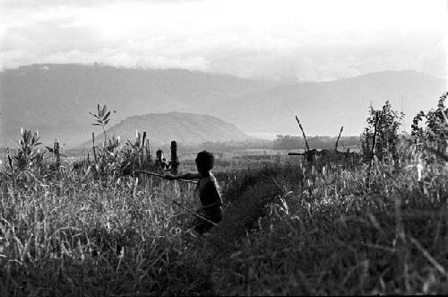 Uwar throwing grass spears